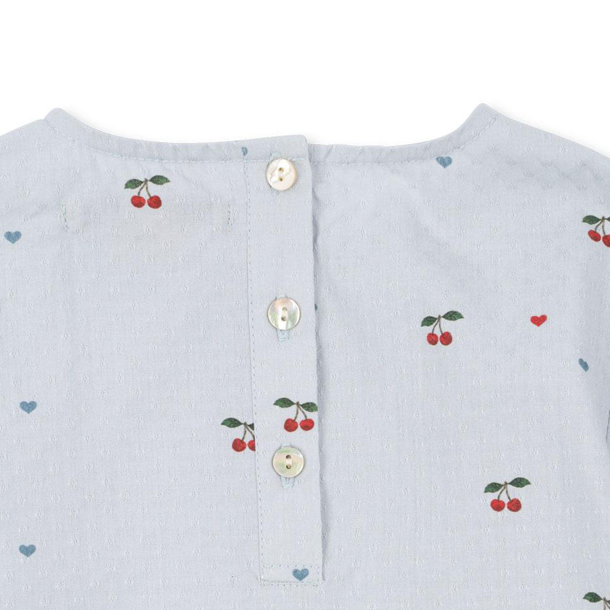 Hoe schattig is deze evia blouse in de variant cherry blue coeur van het merk Konges Slojd? Dit mooie blousje met een blauwe kleur en een schattige kersenprint is het ideale blousje voor zowel feestelijke gelegenheden als alledaagse outfits. VanZus