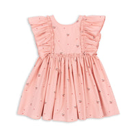 Hoe schattig is deze evia bow jurk in de variant cherry coeur van het merk Konges Slojd? Dit mooie jurkje met een roze kleur en een schattige kersenprint is het ideale jurk voor zowel feestelijke gelegenheden als alledaagse outfits. De jurk is gemaakt van 100% organisch katoen en heeft ruches bij de mouwen en een wijd uitlopende rok. VanZus
