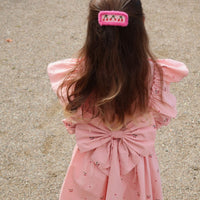 Hoe schattig is deze evia bow jurk in de variant cherry coeur van het merk Konges Slojd? Dit mooie jurkje met een roze kleur en een schattige kersenprint is het ideale jurk voor zowel feestelijke gelegenheden als alledaagse outfits. De jurk is gemaakt van 100% organisch katoen en heeft ruches bij de mouwen en een wijd uitlopende rok. VanZus