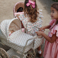 Hoe schattig is deze evia bow jurk in de variant coeur coloré van het merk Konges Slojd? Dit mooie jurkje met een beige kleur en een schattige print van gekleurde hartjes is het ideale jurk voor zowel feestelijke gelegenheden als alledaagse outfits. VanZus