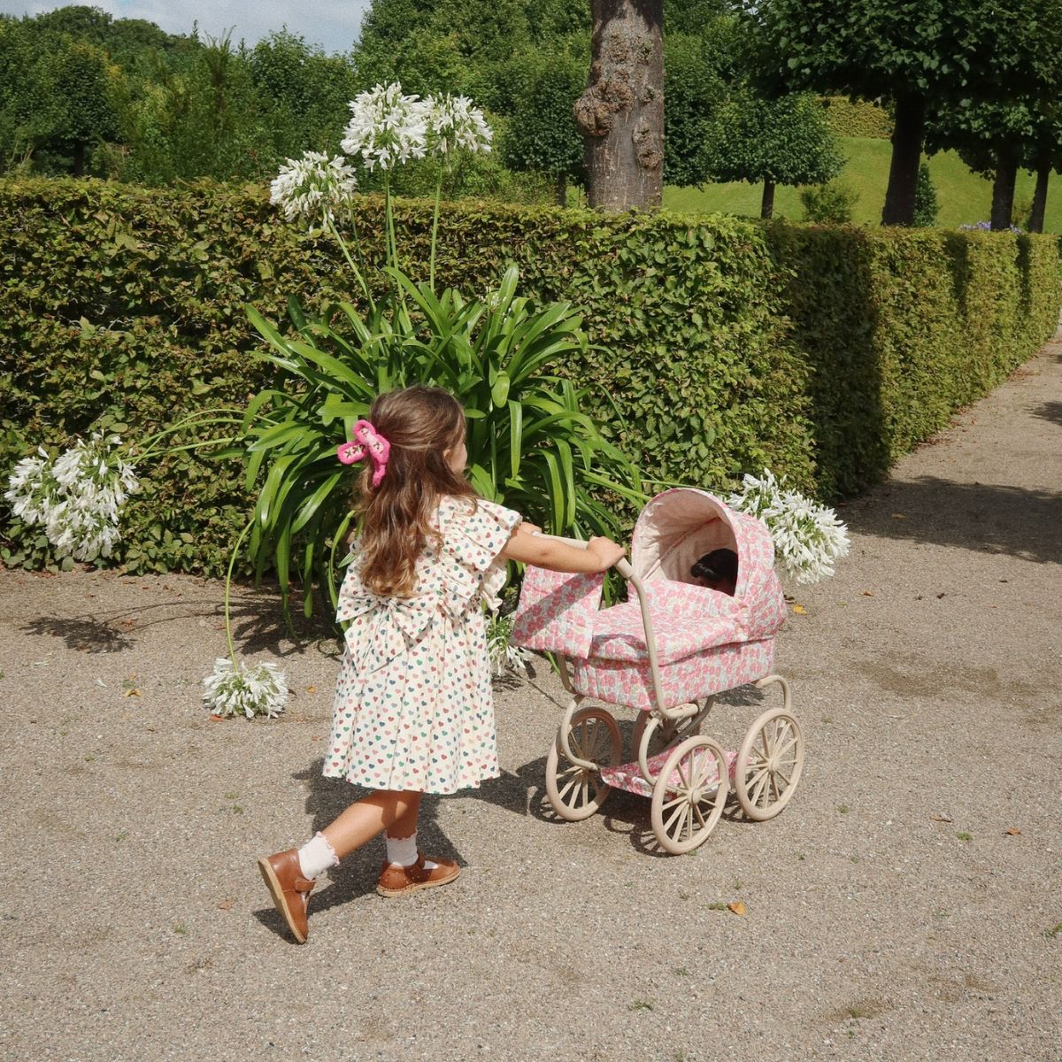 Hoe schattig is deze evia bow jurk in de variant coeur coloré van het merk Konges Slojd? Dit mooie jurkje met een beige kleur en een schattige print van gekleurde hartjes is het ideale jurk voor zowel feestelijke gelegenheden als alledaagse outfits. VanZus