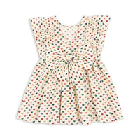 Hoe schattig is deze evia bow jurk in de variant coeur coloré van het merk Konges Slojd? Dit mooie jurkje met een beige kleur en een schattige print van gekleurde hartjes is het ideale jurk voor zowel feestelijke gelegenheden als alledaagse outfits. VanZus
