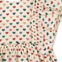 Hoe schattig is deze evia bow jurk in de variant coeur coloré van het merk Konges Slojd? Dit mooie jurkje met een beige kleur en een schattige print van gekleurde hartjes is het ideale jurk voor zowel feestelijke gelegenheden als alledaagse outfits. VanZus