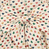 Hoe schattig is deze evia bow jurk in de variant coeur coloré van het merk Konges Slojd? Dit mooie jurkje met een beige kleur en een schattige print van gekleurde hartjes is het ideale jurk voor zowel feestelijke gelegenheden als alledaagse outfits. VanZus