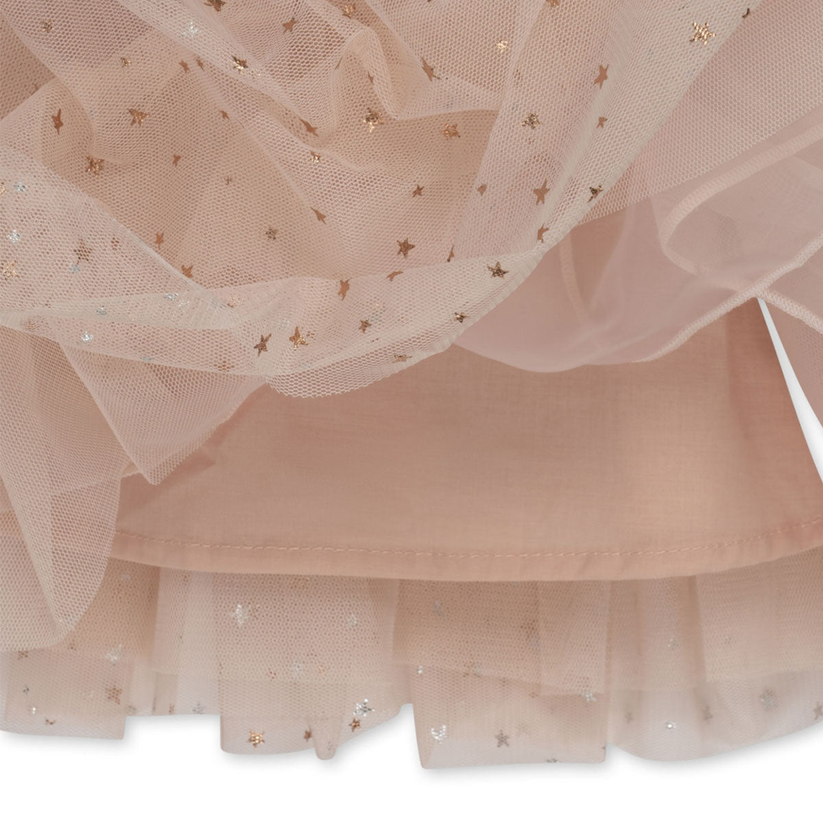 Is jouw kleintje een echte prinses? Dan is deze schattige Konges Slojd fairy ballerina rok blush een must have voor in de kledingkast van je lieveling. Deze rok ziet er namelijk super mooi en schattig uit! De prachtige rok heeft een roze kleur en is gemaakt van 100% polyester met een katoenen voering. 