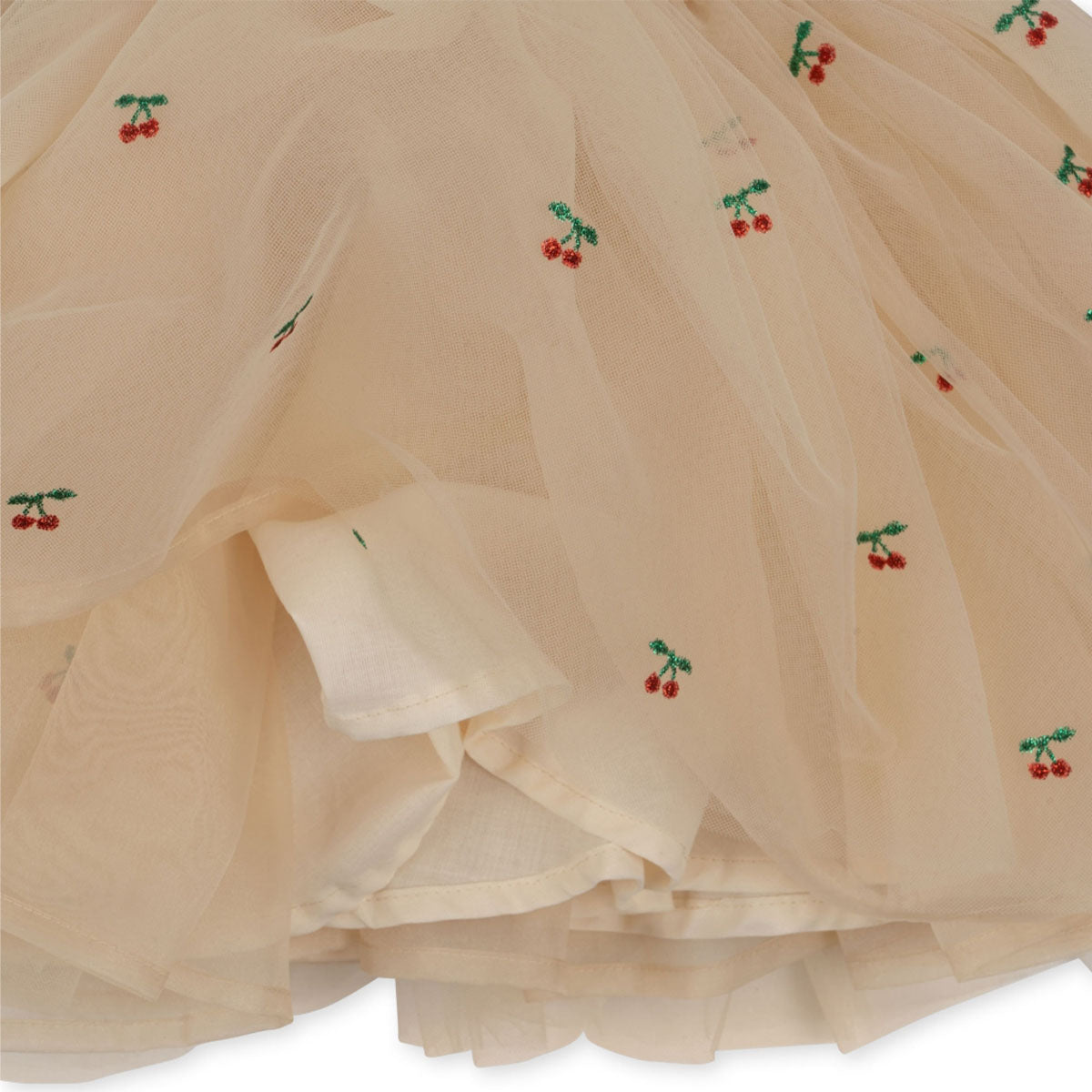 Deze schattige feya ballerinajurk cherry glitter van Konges Slojd is de ideale jurk voor ballerina's in de dop! Deze mega schattige jurk ziet er enorm schattig uit en zal zeker weten een favoriet kledingitem worden van je kleintje! VanZus