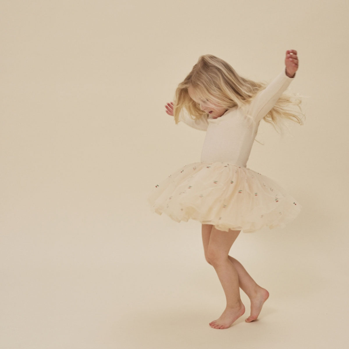 Deze schattige feya ballerinajurk cherry glitter van Konges Slojd is de ideale jurk voor ballerina's in de dop! Deze mega schattige jurk ziet er enorm schattig uit en zal zeker weten een favoriet kledingitem worden van je kleintje! VanZus