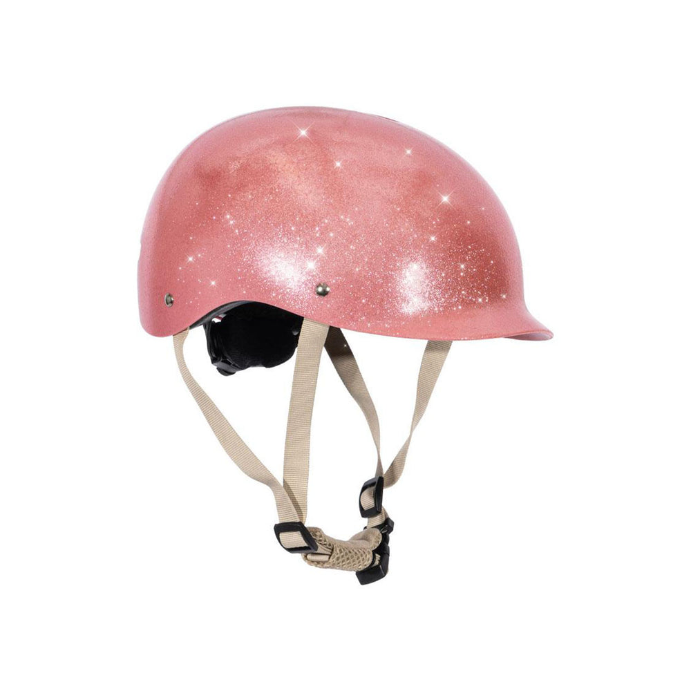 Gaat je kindje op de fiets naar school of op pad met vriendjes? Zorg dat je kindje veilig onderweg gaat met deze Konges Slojd fietshelm in glitter. De helm zit comfortabel, ziet er superleuk uit én houdt je kindje veilig wanneer hij of zij op de fiets op avontuur gaat. VanZus