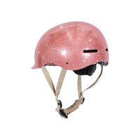 Gaat je kindje op de fiets naar school of op pad met vriendjes? Zorg dat je kindje veilig onderweg gaat met deze Konges Slojd fietshelm in glitter. De helm zit comfortabel, ziet er superleuk uit én houdt je kindje veilig wanneer hij of zij op de fiets op avontuur gaat. VanZus