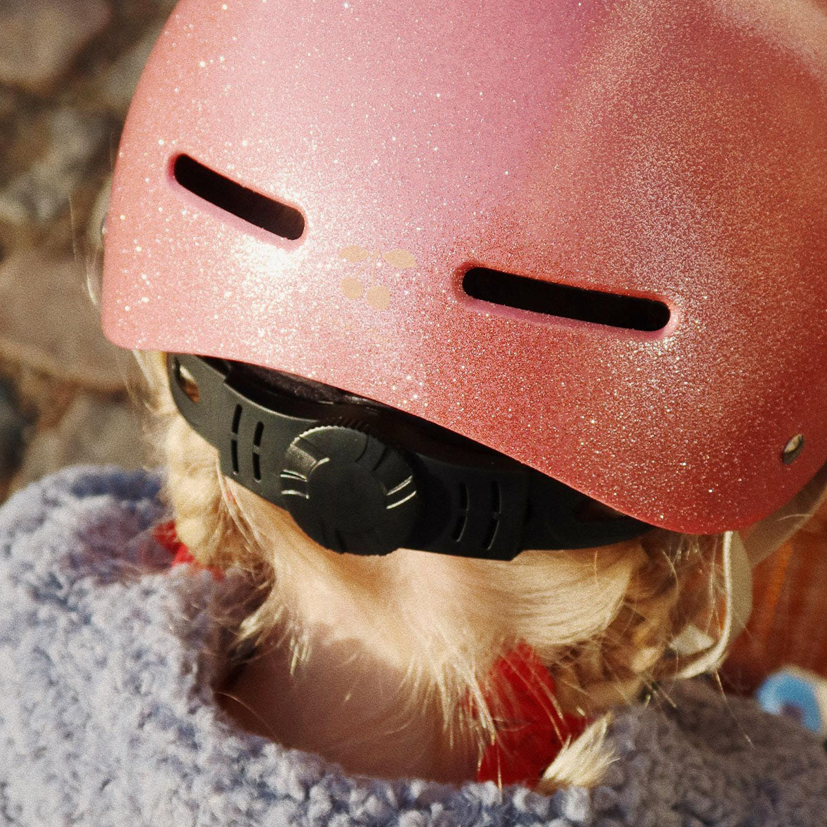 Gaat je kindje op de fiets naar school of op pad met vriendjes? Zorg dat je kindje veilig onderweg gaat met deze Konges Slojd fietshelm in glitter. De helm zit comfortabel, ziet er superleuk uit én houdt je kindje veilig wanneer hij of zij op de fiets op avontuur gaat. VanZus