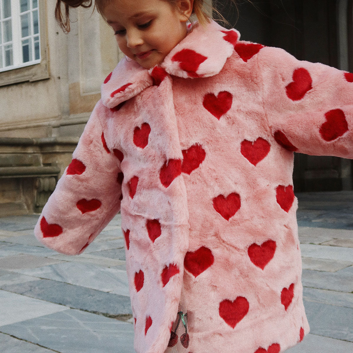 Is jouw kleintje een echt hartendiefje? Dan is deze schattige fuzzie jas van Konges Slojd in de print coeur mellow perfect! De teddyjas heeft een zachte teddy stof met een leuk printje van hartjes. De binnenkant heeft een zachte katoenen voering. VanZus