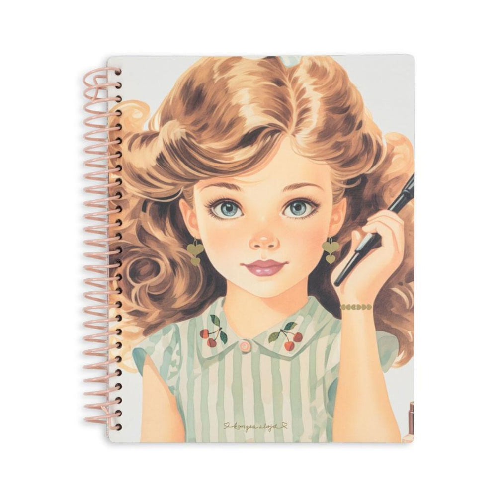 Het glam me up stickerboek blush van het Deense merk Konges Slojd biedt eindeloos creatief plezier met herbruikbare stickers en 8 unieke pagina's. Perfect voor kinderen vanaf 3 jaar! VanZus