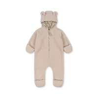 De Konges Slojd grizz onesie in brazilian sand biedt warmte en comfort voor je kleintje. Ideaal voor binnen en buiten, met een capuchon, zachte stof en handige ritssluiting. Perfect voor koude dagen! VanZus