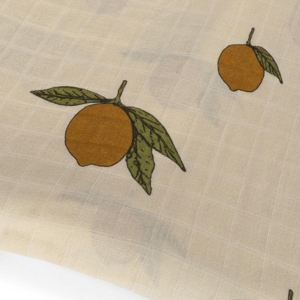 Hydrofiele doeken zijn absoluut onmisbaar als je een kleintje in huis hebt. Deze grote hydrofiele inbakerdoek van Konges Slojd in de print mon grand citron is een echte must have! Een hydrofiele doek kun je gebruiken als onderdeken tijdens het verschonen, voor het inbakeren en als wikkeldeken na het badderen. VanZus