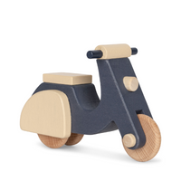 Jouw kindje kan door het het huis en door de tuin racen met deze leuke houten scooter van Konges Slojd. De scooter is volledig van hout en ziet er daarom niet alleen mooi uit, maar is ook duurzaam. VanZus
