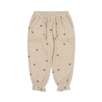 Ben je op zoek naar een stijlvolle en comfortabele broek voor jouw kleintje? Dan is deze itty broek in de print cherry van Konges Slojd ideaal! Deze schattige broek is gemaakt van 100% GOTS gecertificeerd organisch katoen. VanZus