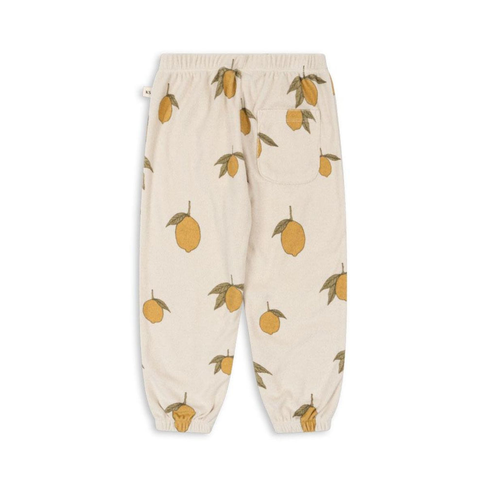 De itty joggingbroek mon grand citron van Konges Slojd biedt comfort en stijl met zachte, biologische katoen en een vrolijke citroenprint. Perfect voor elke dag. Duurzaam en schattig! VanZus