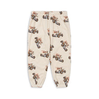 hul je kindje in deze te schattige itty joggingbroek in de variant race van het merk Konges Slojd. Deze broek zit niet alleen heerlijk, maar ziet er ook te schattig uit! VanZus