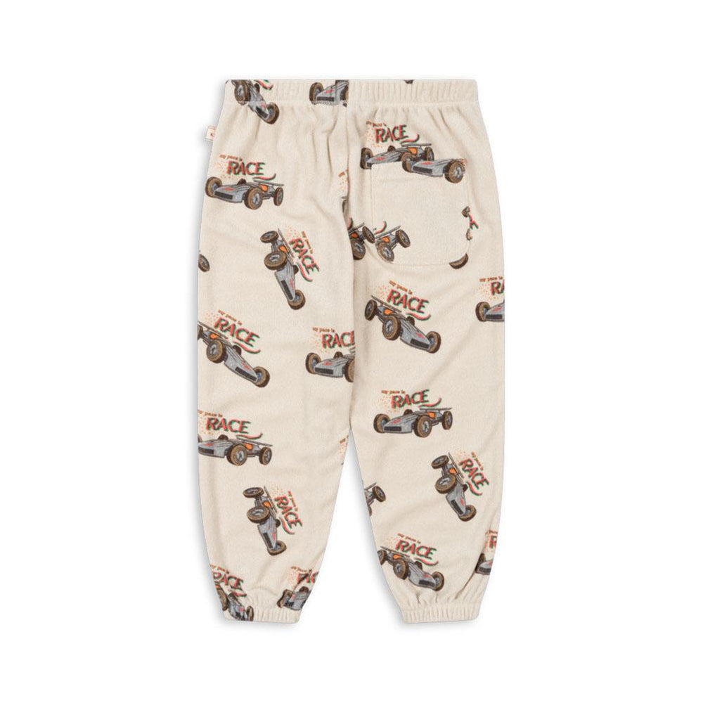 hul je kindje in deze te schattige itty joggingbroek in de variant race van het merk Konges Slojd. Deze broek zit niet alleen heerlijk, maar ziet er ook te schattig uit! VanZus