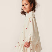 Ben je op zoek naar een stijlvolle en comfortabele jurk voor jouw kleintje? Dan is deze itty jurk in de print cherry van Konges Slojd ideaal! Deze schattige jurk is gemaakt van 100% GOTS gecertificeerd organisch katoen. VanZus