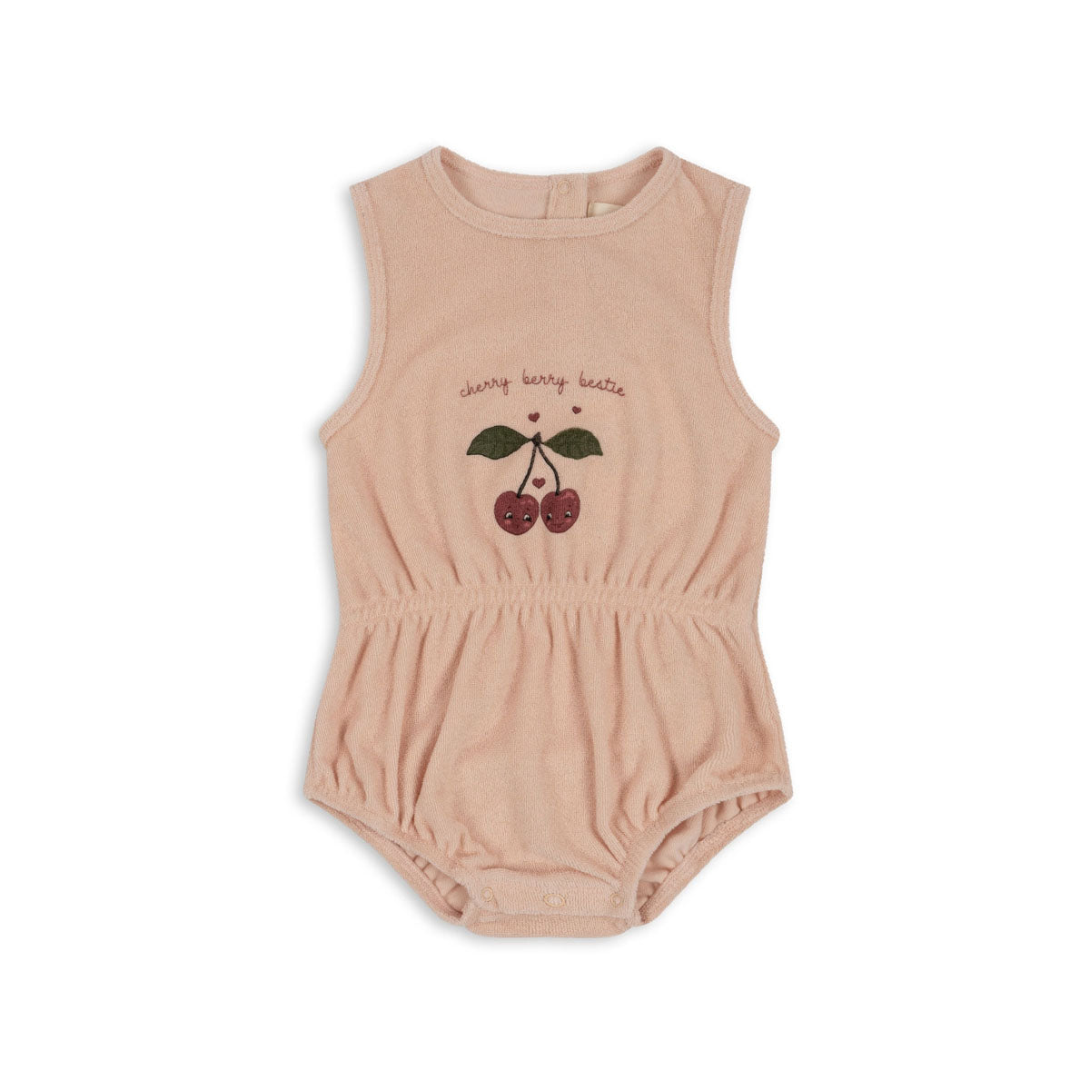 Om op te vreten! Wat een heerlijke en schattige romper is de itty romper in cameo rose van Konges Slojd.  Het zachtroze rompertje is gemaakt van knuffelzacht badstof en heeft op de voorzijde een print met een kers met de tekst "cherry berry bestie".  De romper heeft drukknoopjes in het kruis. 