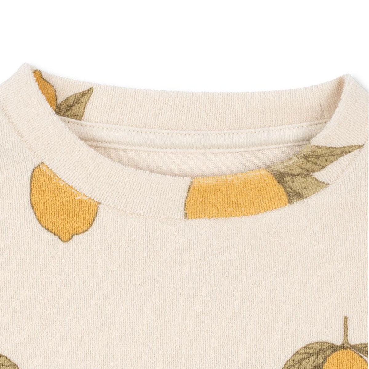 Ben je op zoek naar een leuke en comfortabele trui voor je kleintje? Dan is dit Konges Slojd sweatshirt in de variant mon grand citron een must have! De trui, met een lieve print van citroenen, is heerlijk warm en ziet er ook superschattig uit! VanZus