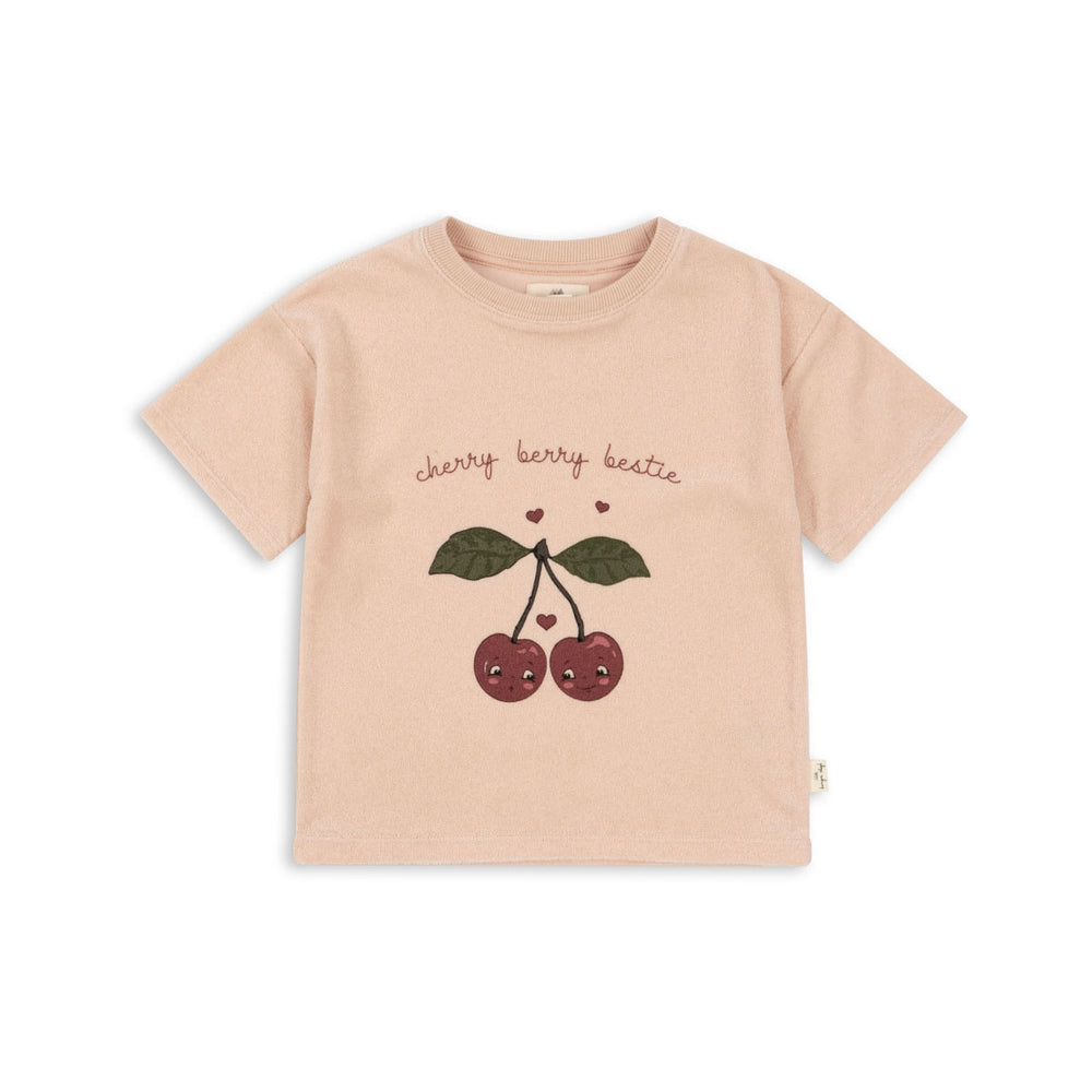 Ben je op zoek naar een fijne basic voor je kleintje met een leuk printje? Dan is dit schattige Konges Slojd itty t-shirt cameo rose een must have voor in de kledingkast van je lieveling. VanZus