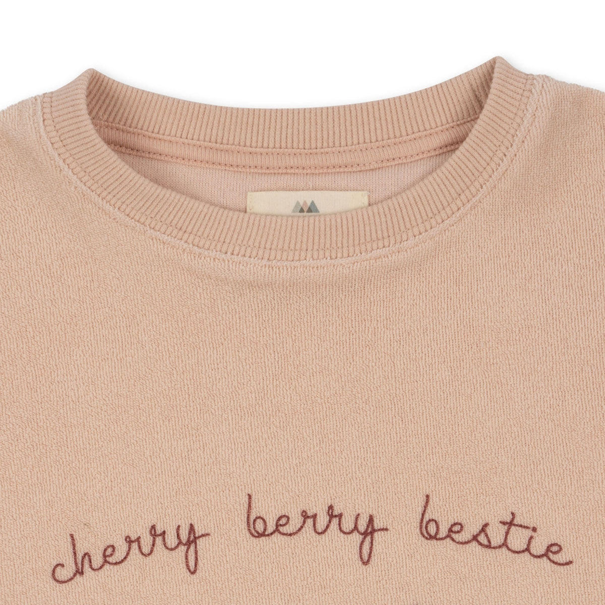 Ben je op zoek naar een fijne basic voor je kleintje met een leuk printje? Dan is dit schattige Konges Slojd itty t-shirt cameo rose een must have voor in de kledingkast van je lieveling. VanZus