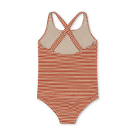 Ga je naar het strand, het zwembad of op vakantie? Dan is dit leuke jade badpak in glitter stripe van het merk Konges Slojd een must have voor in de koffer of de tas! Dit schattige badpak heeft streepjes en een schattige kers op de voorkant. VanZus