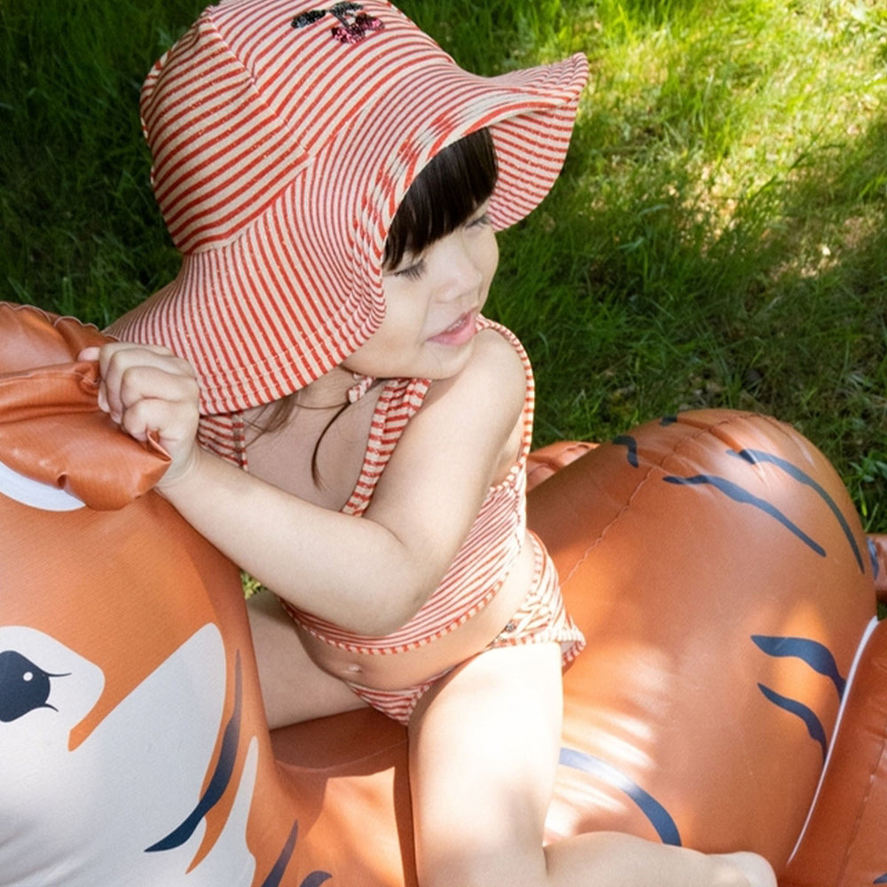Bescherm je kindje tegen de zon met deze schattige Konges Slojd jade zonnehoed glitter stripe. Deze zonnehoed ziet er niet alleen leuk uit, maar beschermt je kindje ook tegen schadelijke UV-stralen, tot factor 50! VanZus