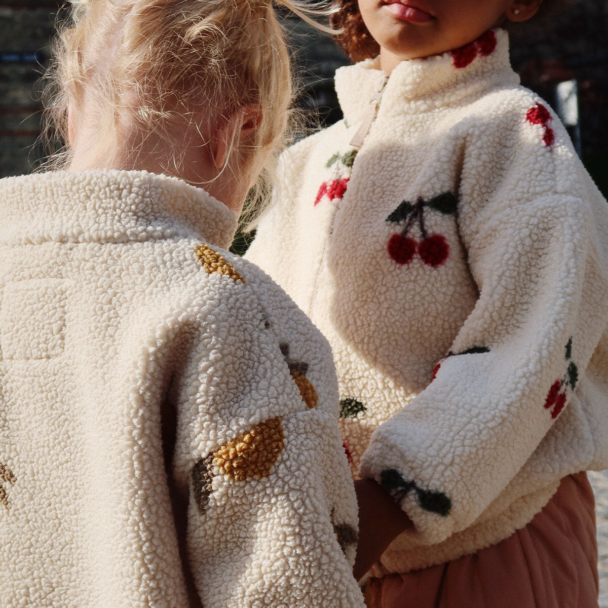 Houdt jouw kleintje van kersen? Dan is dit schattige jody teddy jasje van Konges Slojd in de print cherry perfect! De teddyjas heeft een zachte teddy stof met een leuk printje van kersen. VanZus