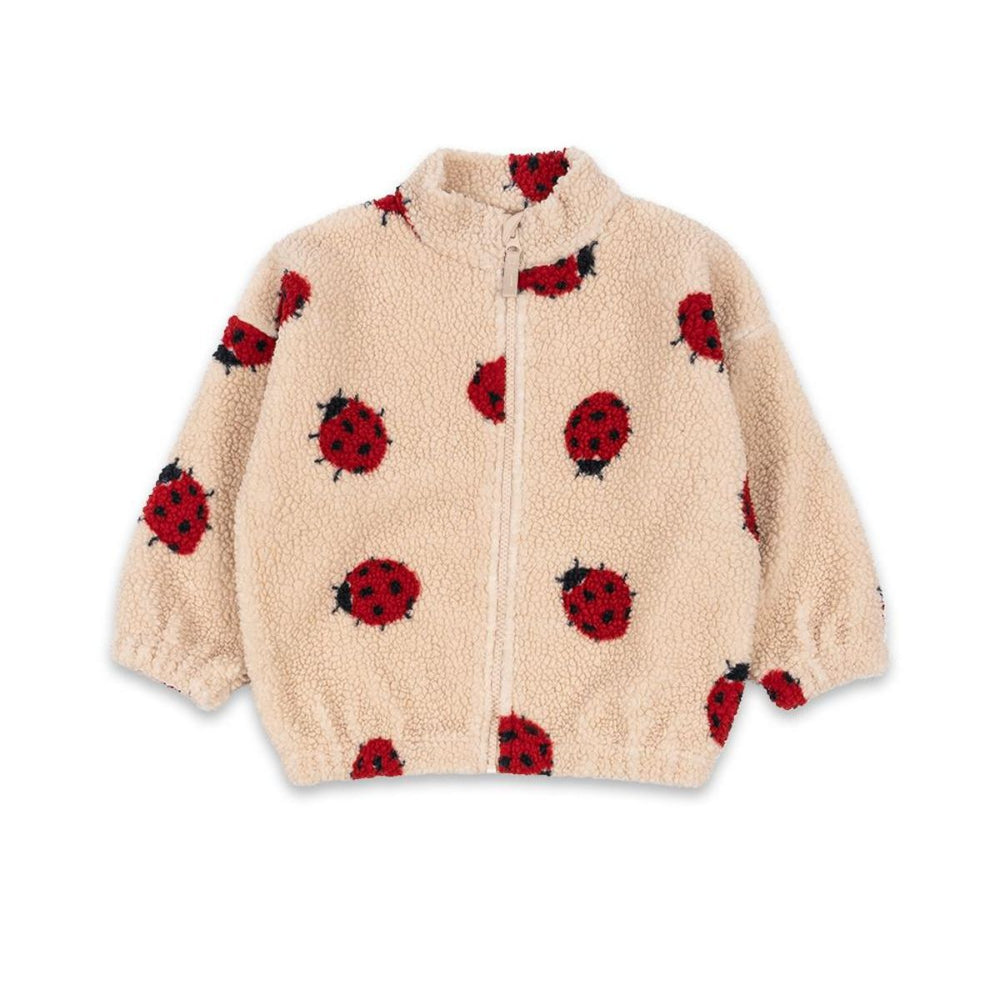 Het Konges Slojd jody teddy jasje in de variant ladybug sand is perfect voor jouw kleintje. Warm, schattig en comfortabel met een lieveheersbeestjesprint. In verschillende maten en varianten. VanZus