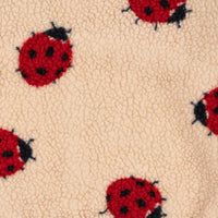 Het Konges Slojd jody teddy jasje in de variant ladybug sand is perfect voor jouw kleintje. Warm, schattig en comfortabel met een lieveheersbeestjesprint. In verschillende maten en varianten. VanZus