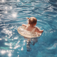 Ga lekker dobberen met de Konges Slojd junior zwemband cream transparant. Het opblaasbare zwembandje is ideaal om mee te nemen op vakantie of het zwembad. Zo geniet jouw kleintje uren van waterpret! VanZus.