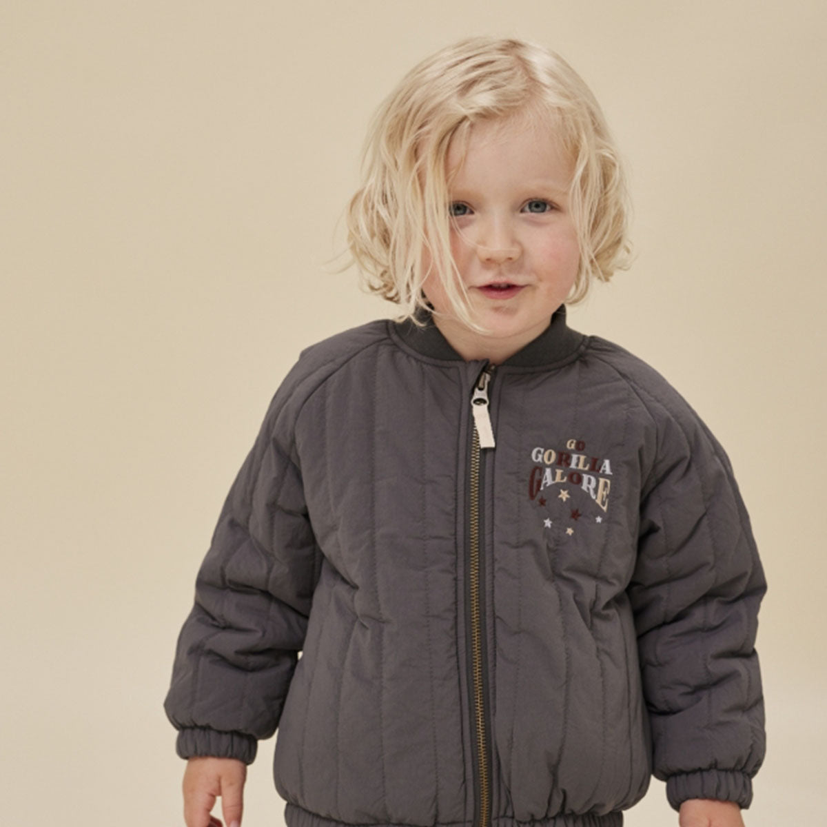 Je kindje steelt de show met dit stoere Konges Slojd juno bomber jacket in magnet. Dit leuke donkergrijze bomberjack heeft een stoere gorilla op de achterkant neemt je mee terug naar je eigen kindertijd. Het prachtige retro-look jasje met fijne stof zit je kindje als gegoten. VanZus