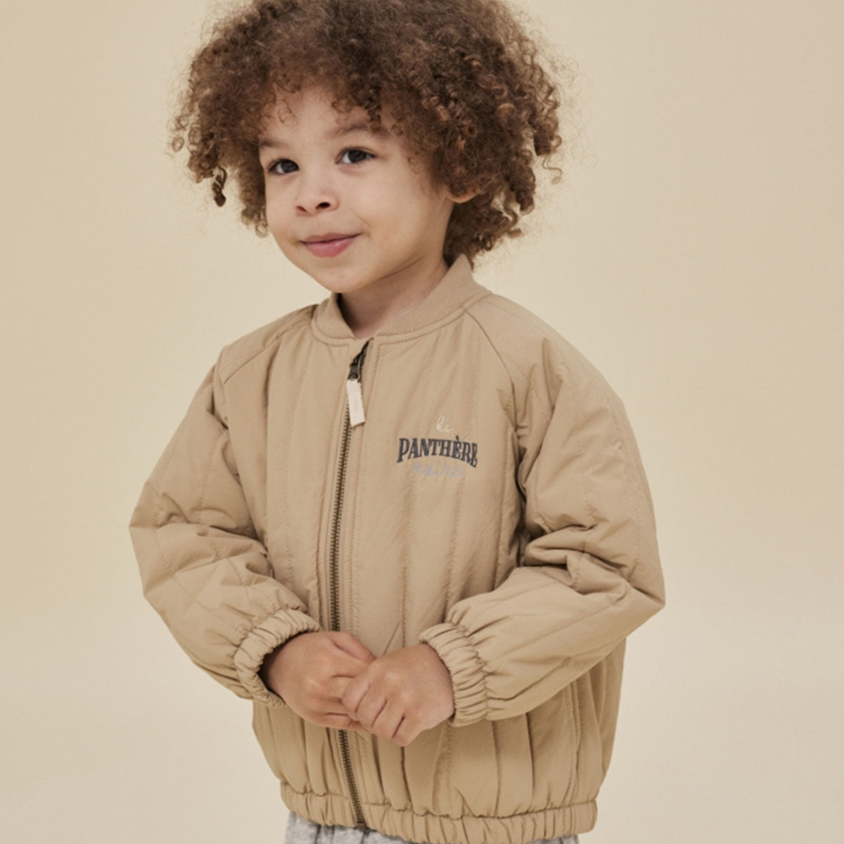 Je kindje steelt de show met dit stoere Konges Slojd juno bomber jacket in travertine. Dit leuke beige bomberjack heeft twee superstoere panters op de achterkant staan en neemt je mee terug naar je eigen kindertijd. Het prachtige retro-look jasje met fijne stof zit je kindje als gegoten. VanZus