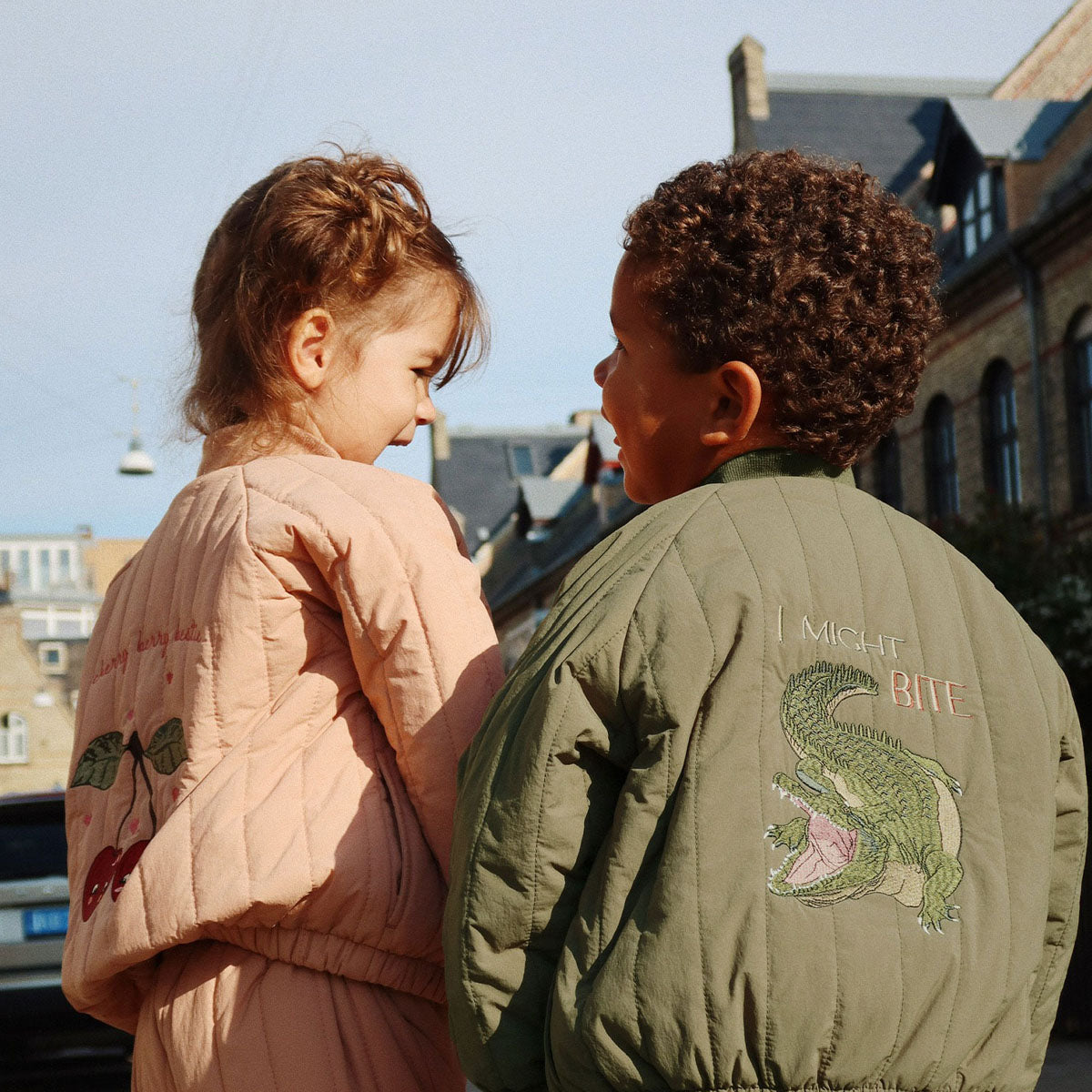 Je kindje steelt de show met dit stoere Konges Slojd juno bomber jacket in de variant kalamata. Dit leuke groene bomberjack heeft een stoere krokodil op de achterkant neemt je mee terug naar je eigen kindertijd. Het prachtige retro-look jasje met fijne stof zit je kindje als gegoten. VanZus