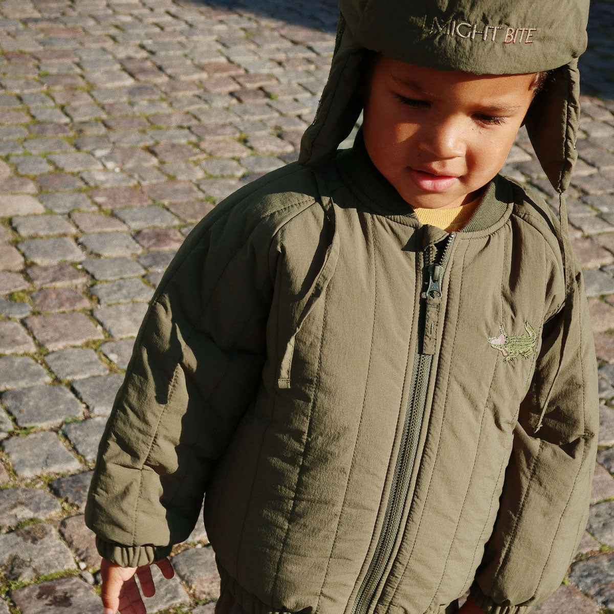 Je kindje steelt de show met dit stoere Konges Slojd juno bomber jacket in de variant kalamata. Dit leuke groene bomberjack heeft een stoere krokodil op de achterkant neemt je mee terug naar je eigen kindertijd. Het prachtige retro-look jasje met fijne stof zit je kindje als gegoten. VanZus