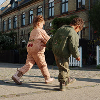 Je kindje steelt de show met dit stoere Konges Slojd juno bomber jacket in de variant kalamata. Dit leuke groene bomberjack heeft een stoere krokodil op de achterkant neemt je mee terug naar je eigen kindertijd. Het prachtige retro-look jasje met fijne stof zit je kindje als gegoten. VanZus