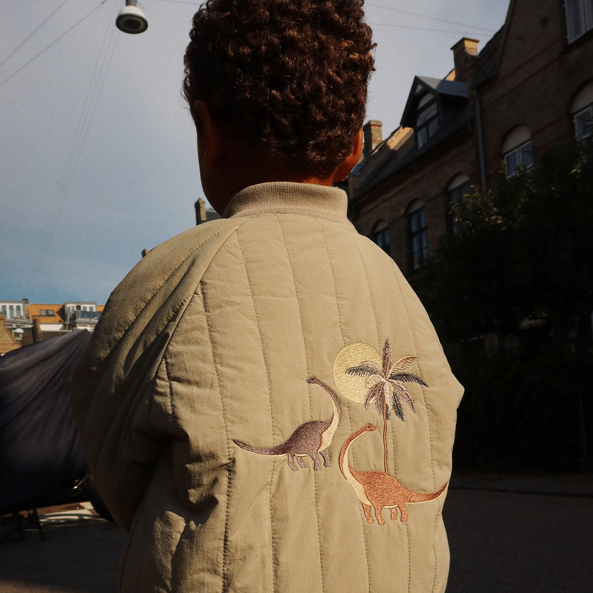 Je kindje steelt de show met dit stoere Konges Slojd juno bomber jacket in de variant laurel oak. Dit leuke groene bomberjack heeft schattige dino's op de achterkant neemt je mee terug naar je eigen kindertijd. Het prachtige retro-look jasje met fijne stof zit je kindje als gegoten. VanZus