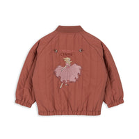 Je kindje steelt de show met dit stoere Konges Slojd juno bomber jas met ruches in de variant canyon rose. Dit leuke roze bomberjack heeft een lieve danseres op de achterkant neemt je mee terug naar je eigen kindertijd. VanZus