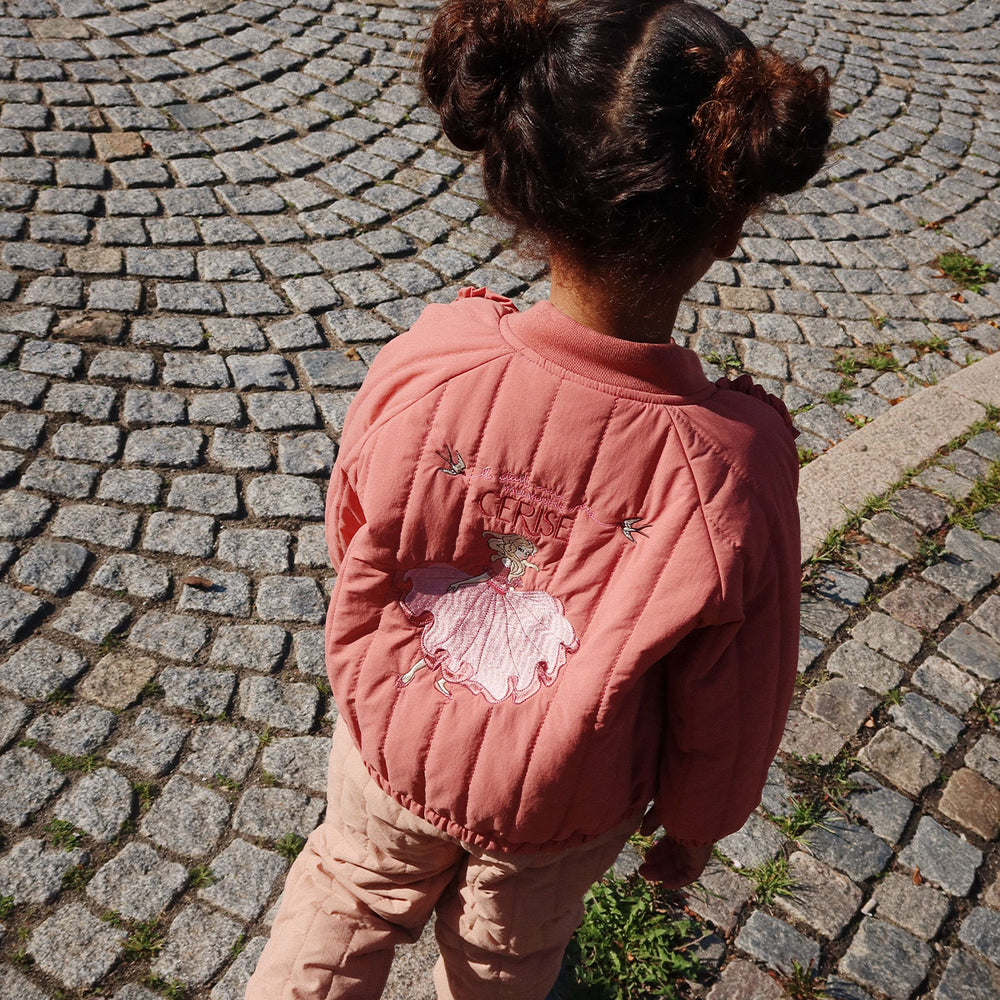 Je kindje steelt de show met dit stoere Konges Slojd juno bomber jas met ruches in de variant canyon rose. Dit leuke roze bomberjack heeft een lieve danseres op de achterkant neemt je mee terug naar je eigen kindertijd. VanZus