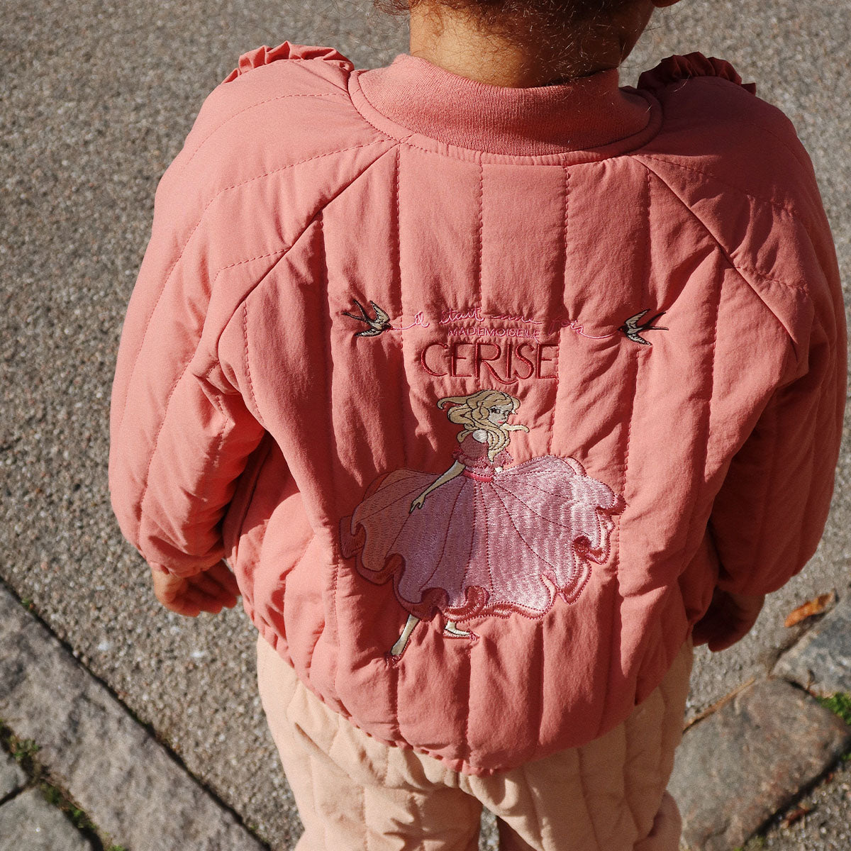 Je kindje steelt de show met dit stoere Konges Slojd juno bomber jas met ruches in de variant canyon rose. Dit leuke roze bomberjack heeft een lieve danseres op de achterkant neemt je mee terug naar je eigen kindertijd. VanZus