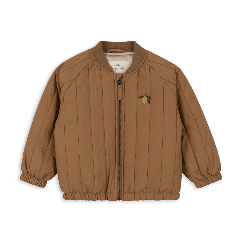 Je kindje steelt de show met dit stoere Konges Slojd juno bomber jacket in de variant tobbaco brown. Dit leuke bruinkleurige bomberjack heeft een schattig citroentje op de achterkant neemt je mee terug naar je eigen kindertijd. VanZus