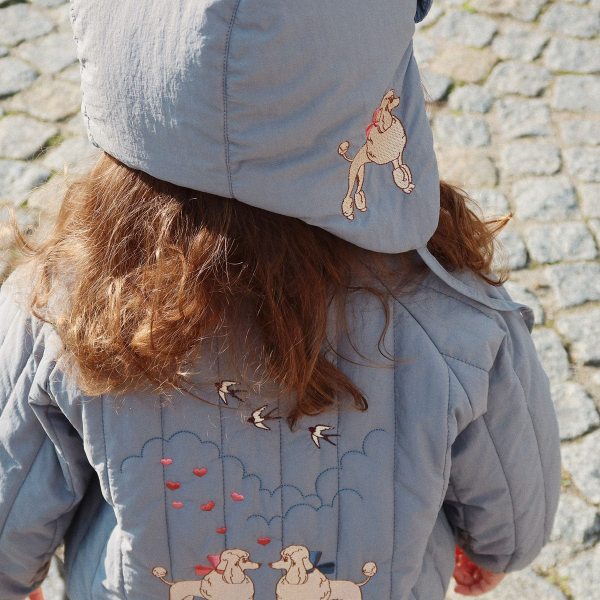 Je kindje steelt de show met dit stoere Konges Slojd juno bomber jacket in de variant tradewinds. Dit leuke grijsblauwe bomberjack heeft schattige poedels op de achterkant neemt je mee terug naar je eigen kindertijd. VanZus