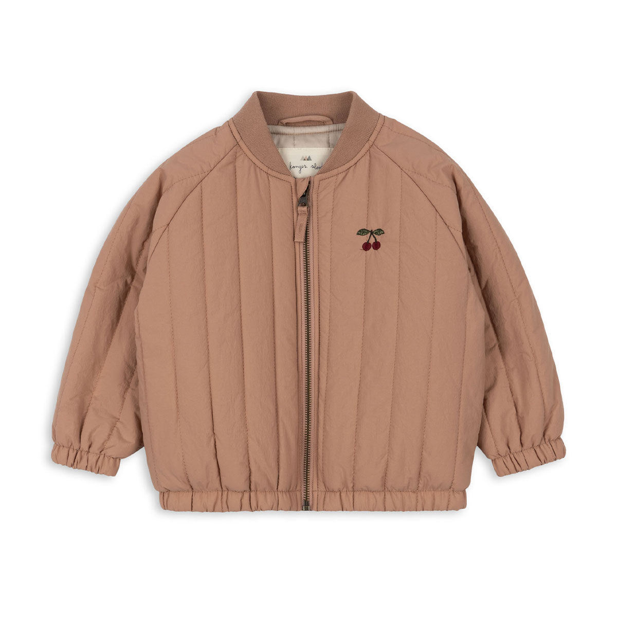 Je kindje steelt de show met dit stoere Konges Slojd juno bomber jacket in de variant tuscany. Dit leuke roze bomberjack heeft een schattige kersen op de achterkant neemt je mee terug naar je eigen kindertijd. Het prachtige retro-look jasje met fijne stof zit je kindje als gegoten. VanZus