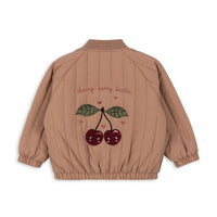 Je kindje steelt de show met dit stoere Konges Slojd juno bomber jacket in de variant tuscany. Dit leuke roze bomberjack heeft een schattige kersen op de achterkant neemt je mee terug naar je eigen kindertijd. Het prachtige retro-look jasje met fijne stof zit je kindje als gegoten. VanZus