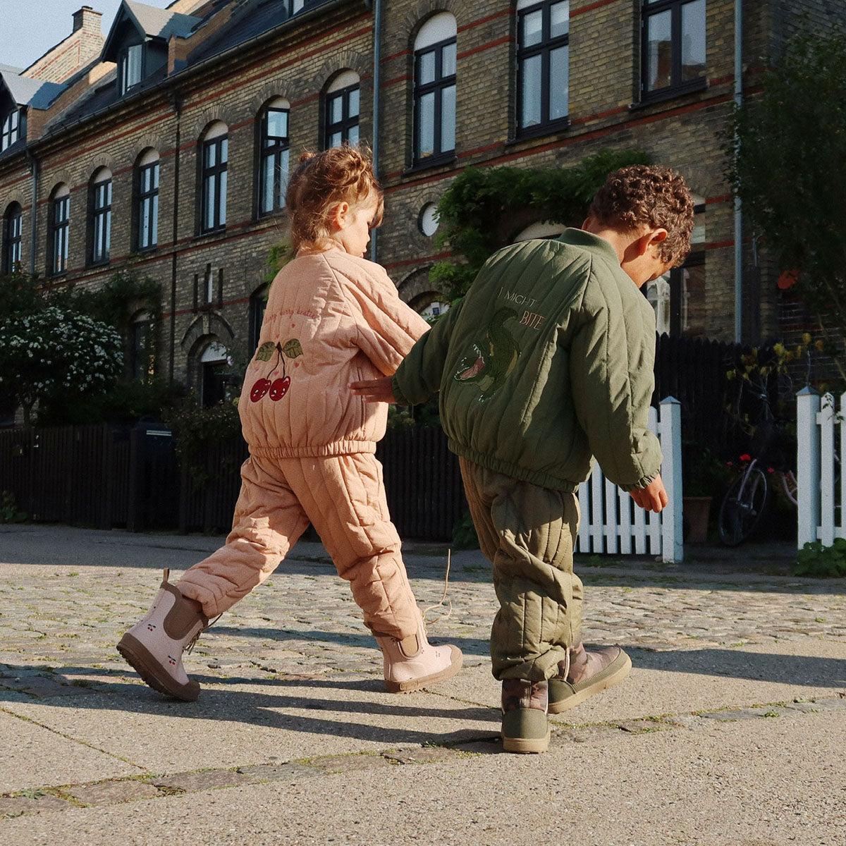 Je kindje steelt de show met dit stoere Konges Slojd juno bomber jacket in de variant tuscany. Dit leuke roze bomberjack heeft een schattige kersen op de achterkant neemt je mee terug naar je eigen kindertijd. Het prachtige retro-look jasje met fijne stof zit je kindje als gegoten. VanZus