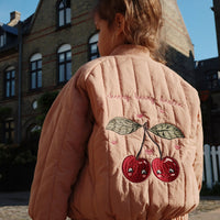 Je kindje steelt de show met dit stoere Konges Slojd juno bomber jacket in de variant tuscany. Dit leuke roze bomberjack heeft een schattige kersen op de achterkant neemt je mee terug naar je eigen kindertijd. Het prachtige retro-look jasje met fijne stof zit je kindje als gegoten. VanZus