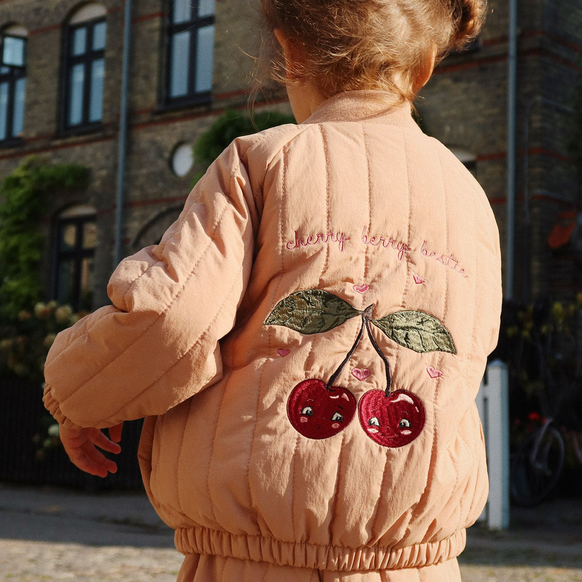 Je kindje steelt de show met dit stoere Konges Slojd juno bomber jacket in de variant tuscany. Dit leuke roze bomberjack heeft een schattige kersen op de achterkant neemt je mee terug naar je eigen kindertijd. Het prachtige retro-look jasje met fijne stof zit je kindje als gegoten. VanZus